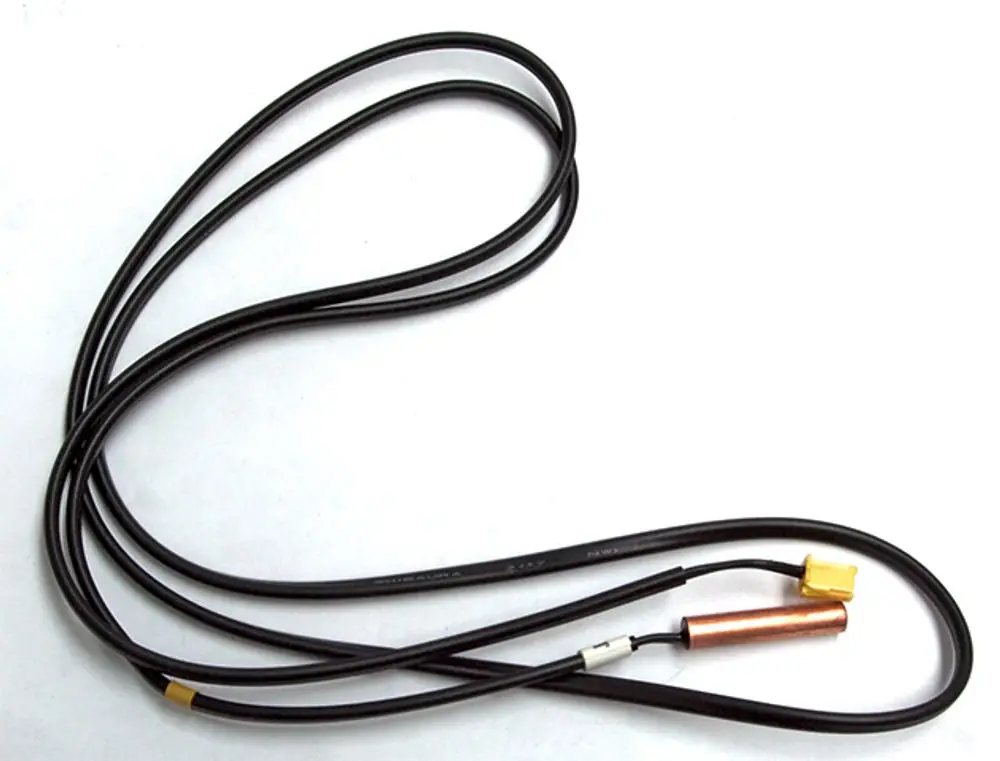 Temperatursensor mit zwei Kabeln und einem kupferfarbenen Element, hergestellt von Daikin, für die Verwendung in Heizungsanwendungen.